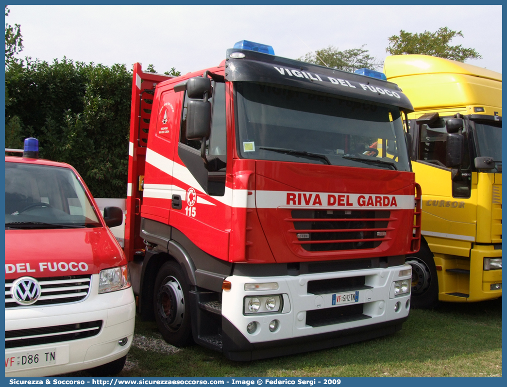 VF 5H2TN
Corpo Vigili del Fuoco Volontari Riva del Garda
Iveco Stralis AS I serie

Parole chiave: VF;V.F.;Vigili del Fuoco;Vigili;Fuoco;Volontari;Riva del Garda;Iveco;Stralis AS I serie;5H2TN