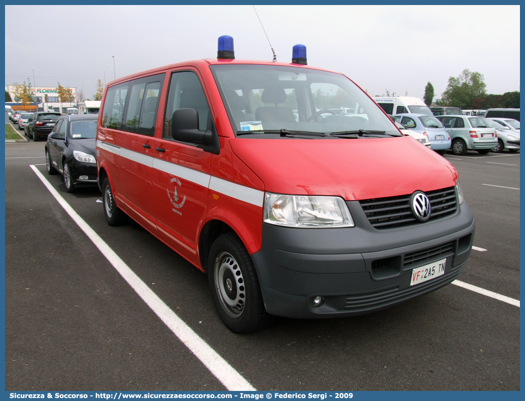 VF 2A5TN
Unione Distrettuale di Cles
Volkswagen Transporter T5
Parole chiave: VF;V.F.;Vigili del Fuoco;Vigili;Fuoco;Unione Distrettuale;Cles;Volkswagen;Transporter T5;2A5TN