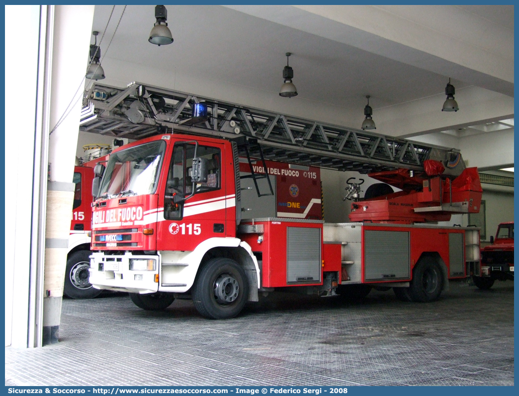 VF 19096
Corpo Nazionale Vigili del Fuoco
Iveco 150E27 EuroFire I serie
Allestitore Magirus
Parole chiave: VVF;V.V.F.;Corpo;Nazionale;Vigili;del;Fuoco;AutoScala;AS;Iveco;150E27;EuroFire;Magirus