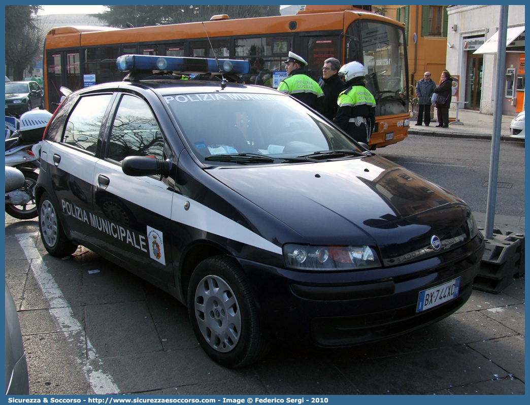 -
Polizia Municipale
Comune di Isola della Scala
Fiat Punto II serie
Parole chiave: PL;P.L.;PM;P.M.;Polizia;Locale;Municipale;Isola della Scala;Fiat;Punto