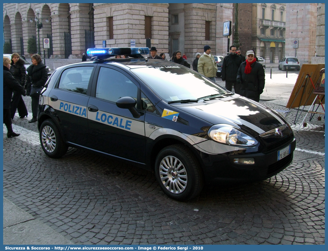 Polizia Locale YA885AA
Polizia Locale
Comune di Verona
Fiat Punto Evo
Parole chiave: Polizia;Locale;Municipale;Verona;Fiat;Punto Evo;YA885AA