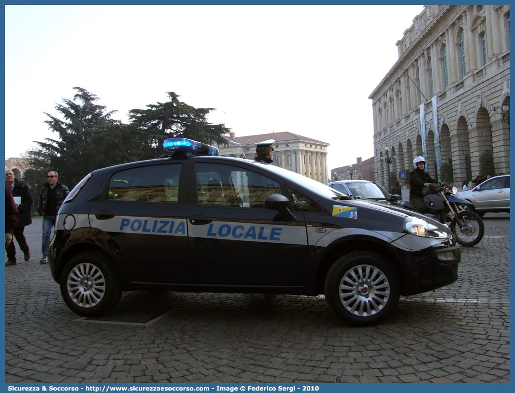 Polizia Locale YA885AA
Polizia Locale
Comune di Verona
Fiat Punto Evo
Parole chiave: Polizia;Locale;Municipale;Verona;Fiat;Punto Evo;YA885AA