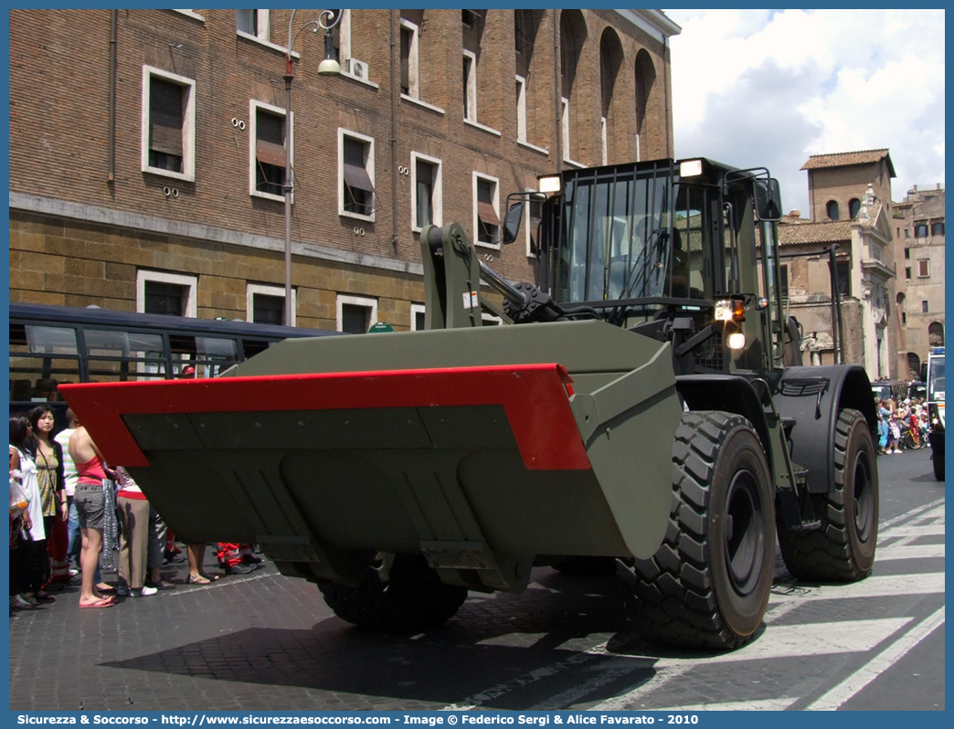 -
Esercito Italiano
New Holland W190B
Parole chiave: EI;E.I.;Esercito;Italiano;Mezzi;da;Cantiere;Trasporto;Materiali;Supporto;Logistico;New;Holland;W190B