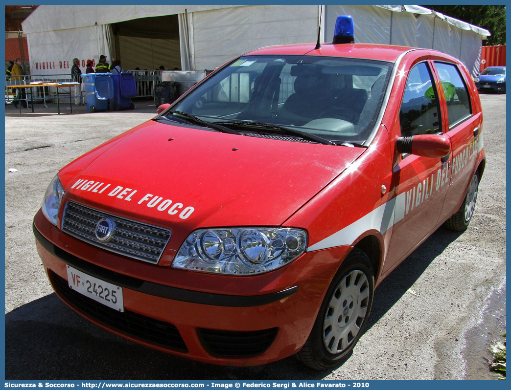 VF 24225
Corpo Nazionale Vigili del Fuoco
Fiat Punto Classic
Parole chiave: VVF;V.V.F.;Corpo;Nazionale;Vigili;del;Fuoco;Fiat;Punto