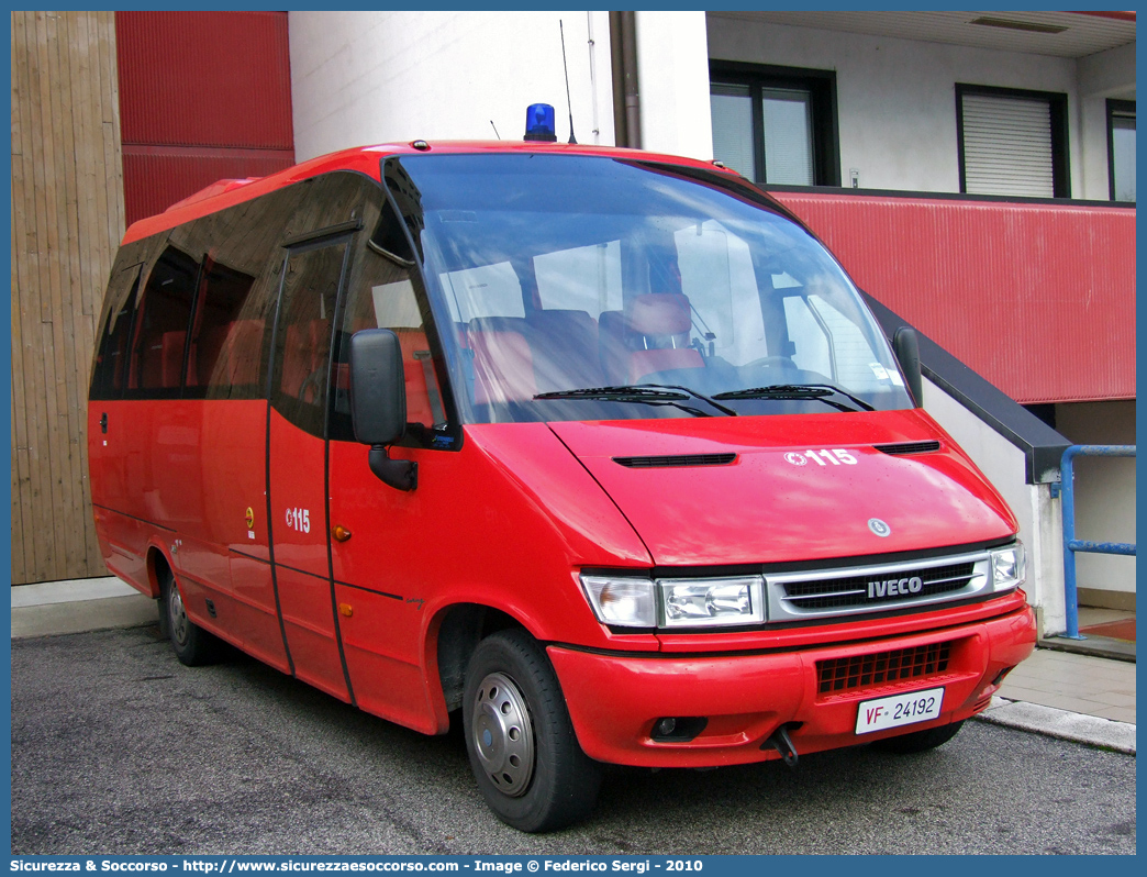 VF 24192
Corpo Nazionale Vigili del Fuoco
Iveco Tourys 24 III serie
Parole chiave: VVF;V.V.F.;Corpo;Nazionale;Vigili;del;Fuoco;Iveco;Daily;Tourys