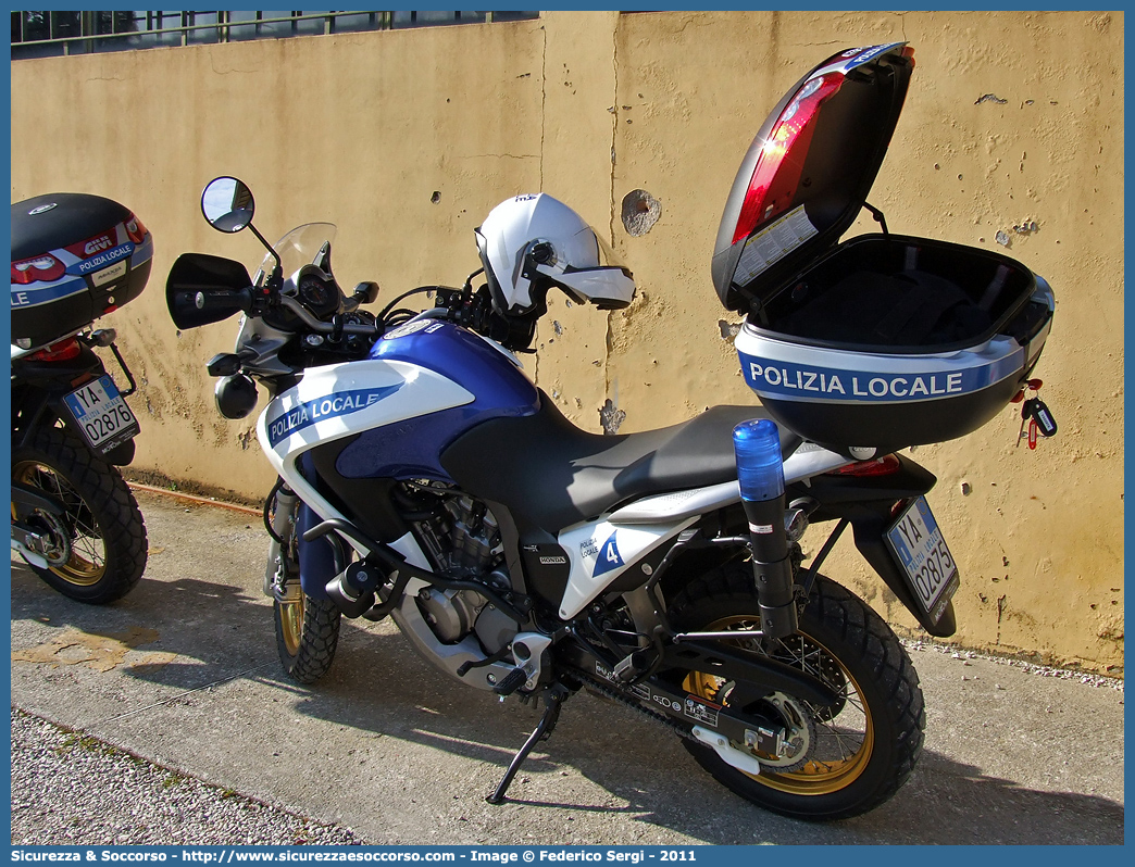 Polizia Locale YA02875
Polizia Locale
Consorzio Padova Ovest
Honda Transalp III serie
Parole chiave: Polizia;Locale;Municipale;Padova Ovest;Cervarese Santa Croce;Mestrino;Rubano;Selvazzano Dentro;Veggiano;Honda;Transalp;YA02875