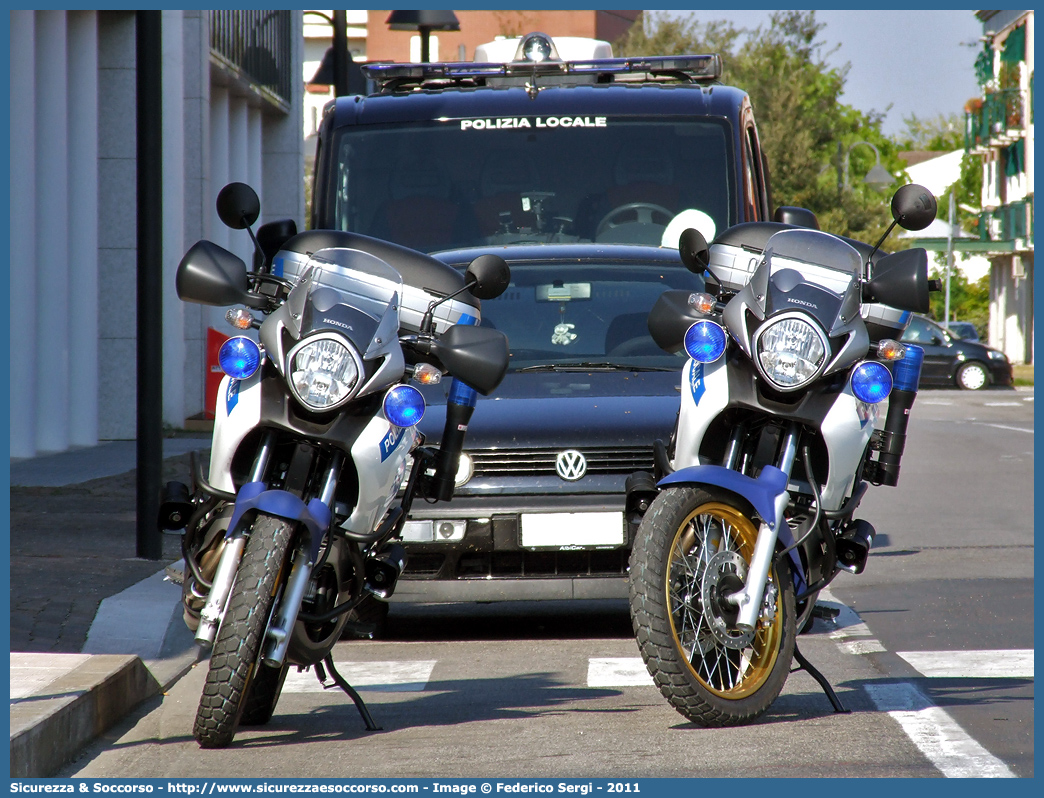 Polizia Locale YA02875 - Polizia Locale YA02876
Polizia Locale
Consorzio Padova Ovest
Honda Transalp III serie
Parole chiave: Polizia;Locale;Municipale;Padova Ovest;Cervarese Santa Croce;Mestrino;Rubano;Selvazzano Dentro;Veggiano;Honda;Transalp;YA02875;YA02876