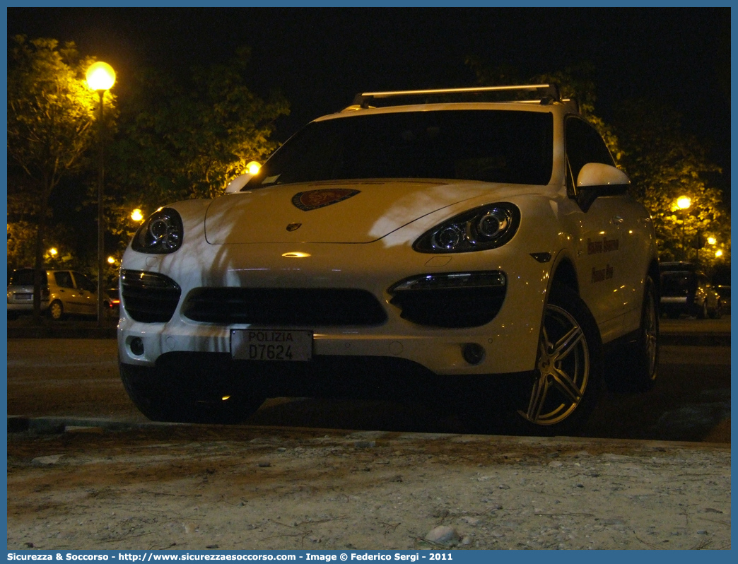 Polizia D7624
Polizia di Stato
Gruppo Sportivo "Fiamme Oro"
Porsche Cayenne S Hybrid III serie
Parole chiave: PS;P.S.;Polizia di Stato;Gruppo Sportivo;Fiamme Oro;Porsche;Cayanne S Hybrid;D7624