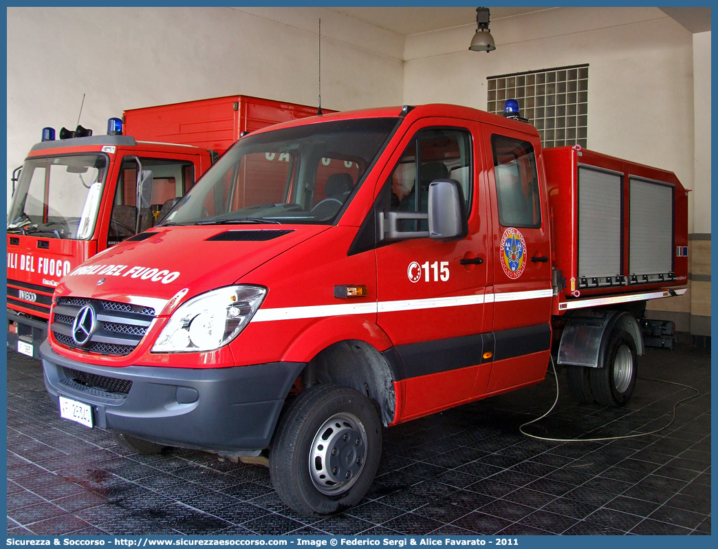 VF 26340
Corpo Nazionale Vigili del Fuoco
Nucleo N.B.C.R.
Mercedes Benz Sprinter 4x4 II serie
Parole chiave: VVF;V.V.F.;Corpo;Nazionale;Vigili del Fuoco;Vigili;Fuoco;Mercedes Benz;Sprinter;NBCR;N.B.C.R.;Nucleare;Batteriologico;Chimico;Radiologico;Radiometrico;Radiometria;Radioattività;Radioattivita;26340