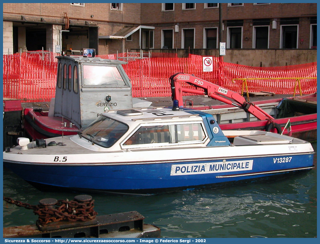 B5
Polizia Municipale
Comune di Venezia
Agostino Amadi Ag.A 10
Parole chiave: PL;P.L.;PM;P.M.;Polizia;Locale;Municipale;Venezia;Agostino;Amadi;Ag.A;10