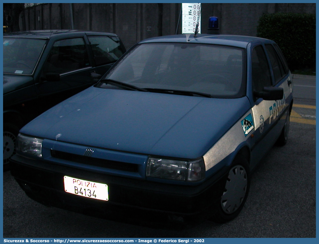 Polizia B4134
Polizia di Stato
Squadra Volante
Fiat Tipo II serie
Parole chiave: B4134;Polizia di Stato;Squadra Volante;Fiat Tipo II serie