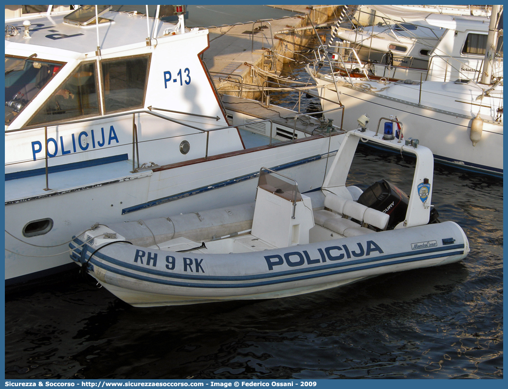 RH 9 RK
Republika Hrvatska
Policija
Maestral H150F
Parole chiave: Repubblica;Croazia;Republika;Hrvatska;Policija;Maestral;H150F