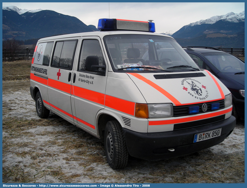 RK 850
Bundesrepublik Deutschland
Deutsches Rotes Kreuz
Volkswagen Transporter T4
Rettunghundestaffel
Parole chiave: Repubblica;Federale;Germania;Bundesrepublik;Deutschland;Deutsches;Rotes;Kreuz;Rettunghundestaffel;Volkswagen;Transporter;T4