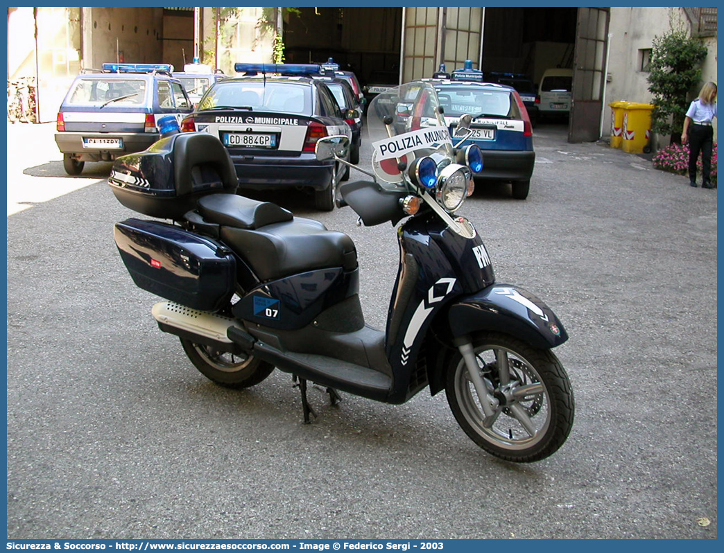 -
Polizia Municipale
Comune di Vicenza
Aprilia Scarabeo I serie
Parole chiave: Polizia;Locale;Municipale;Vicenza;Aprilia;Scarabeo