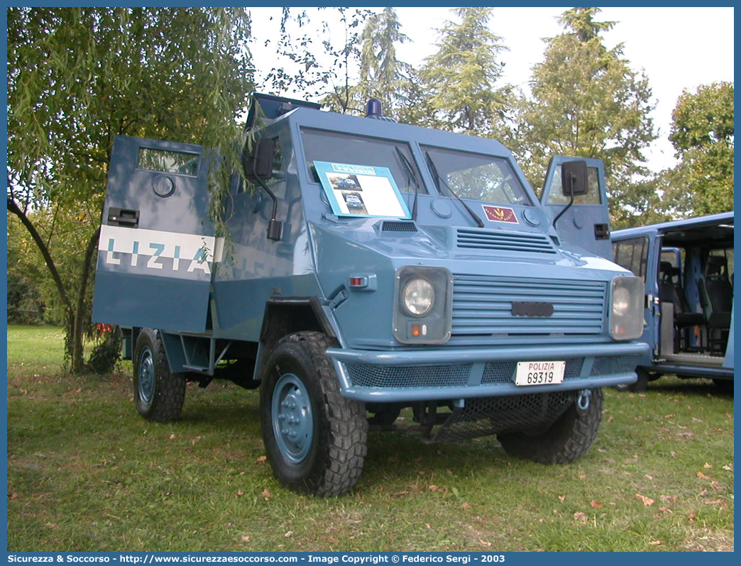 Polizia 69319
Polizia di Stato
Reparto Mobile
Iveco VM90 Blindato
Parole chiave: 69319;Polizia di Stato;Reparto Mobile;Ordine Pubblico;Iveco VM90 Blindato