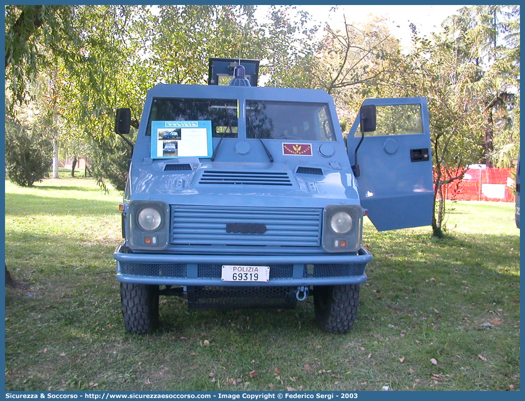 Polizia 69319
Polizia di Stato
Reparto Mobile
Iveco VM90 Blindato
Parole chiave: 69319;Polizia di Stato;Reparto Mobile;Ordine Pubblico;Iveco VM90 Blindato