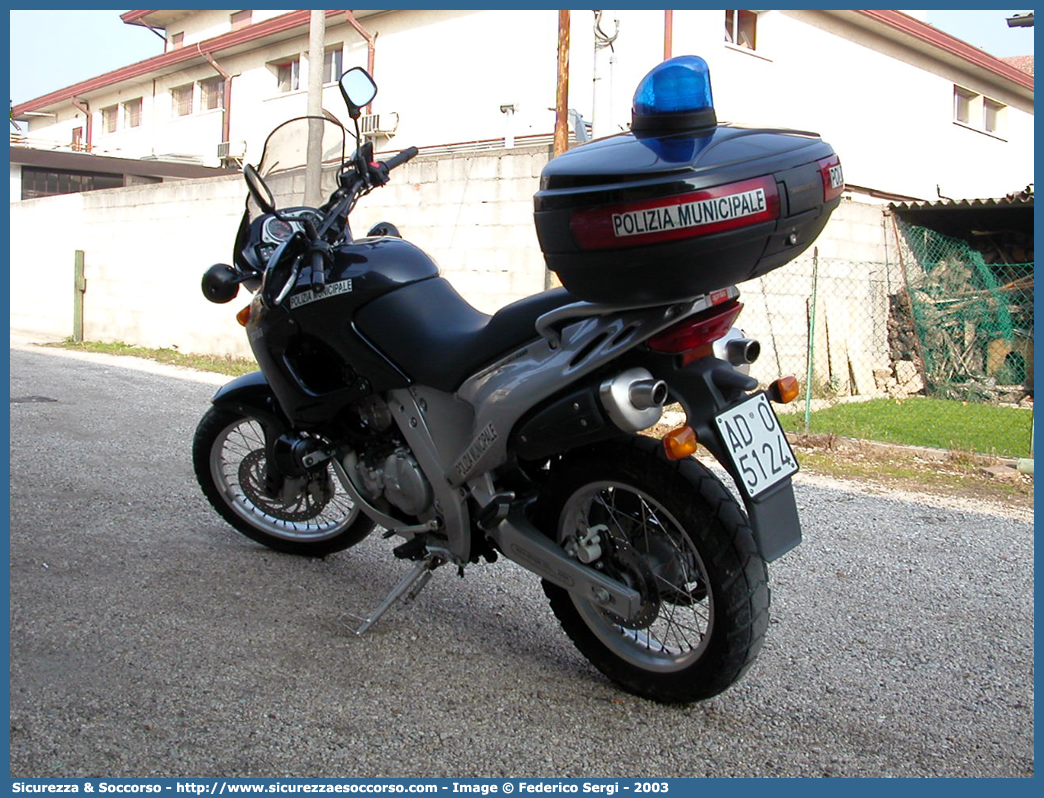 -
Polizia Municipale
Consorzio Padova Ovest
Aprilia Pegaso II serie
Parole chiave: Polizia;Locale;Municipale;Padova Ovest;Cervarese Santa Croce;Mestrino;Rubano;Selvazzano Dentro;Veggiano;Aprilia;Pegaso