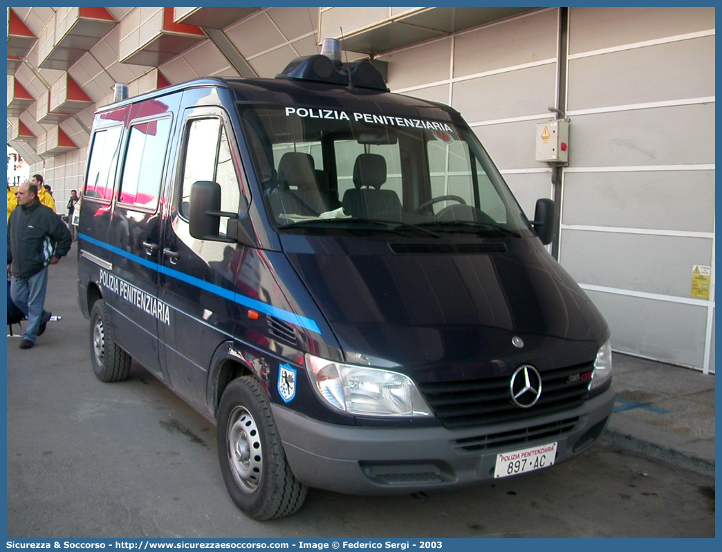 Polizia Penitenziaria 897AC
Polizia Penitenziaria
Mercedes Benz Sprinter 316 I serie restyling
Parole chiave: PP;P.P.;Pol.Pen.;PolPen;AdiC;A.diC.;Agenti;di;Custodia;Polizia;Penitenziaria;Nucleo;Traduzioni;Piantonamenti;Mercedes;Benz;Sprinter