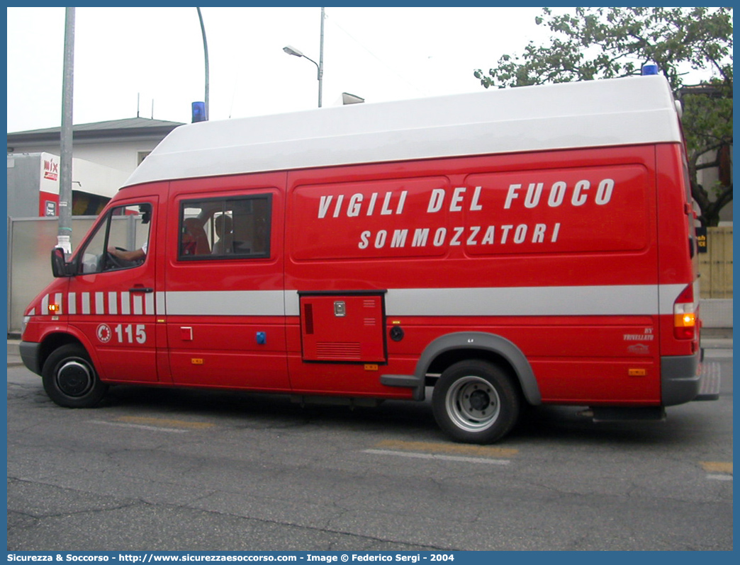 VF 21947
Corpo Nazionale Vigili del Fuoco
Nucleo Soccorso
Subacqueo e Acquatico
Mercedes Benz Sprinter 416 I serie restyling
Parole chiave: Corpo;Nazionale;Vigili del Fuoco;Vigili;Fuoco;Mercedes Benz;Sprinter;NSSA;N.S.S.A.;Soccorso;Subacqueo;Acquatico;Sommozzatori;Subacquei