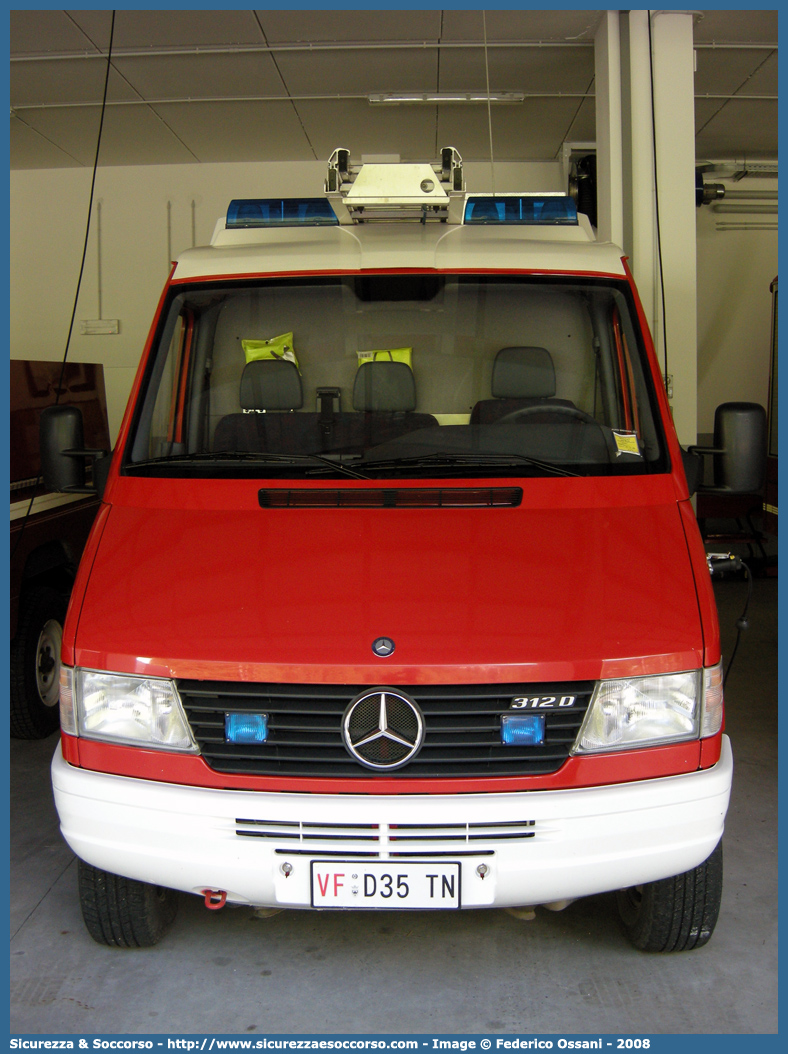 VF D35TN
Corpo Vigili del Fuoco Volontari Canazei
Mercedes Benz Sprinter 312D I serie
Parole chiave: VF;V.F.;Vigili del Fuoco;Vigili;Fuoco;Volontari;Canazei;Mercedes;Benz;Sprinter I serie;D35TN