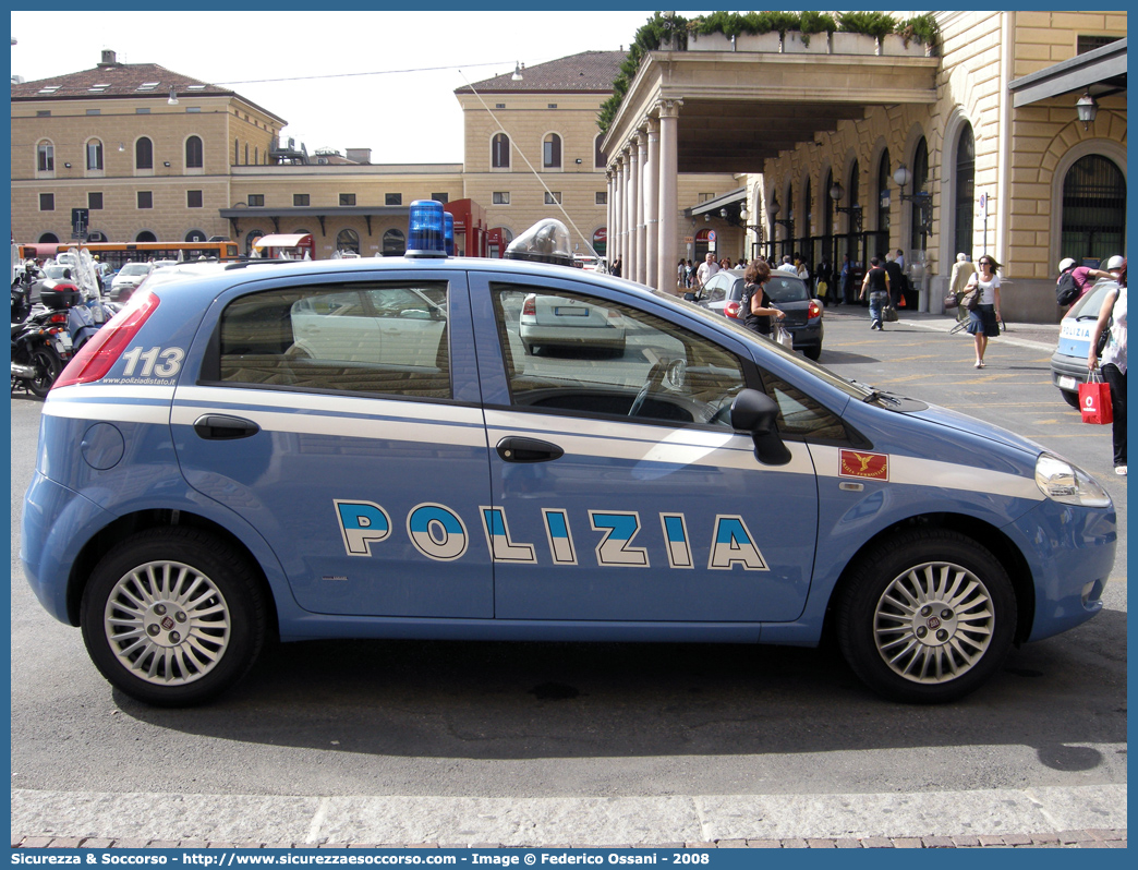 Polizia F8529
Polizia di Stato
Polizia Ferroviaria
Fiat Grande Punto
Parole chiave: PS;P.S.;Polizia;di;Stato;Ferroviaria;Polfer;Fiat;Grande;Punto