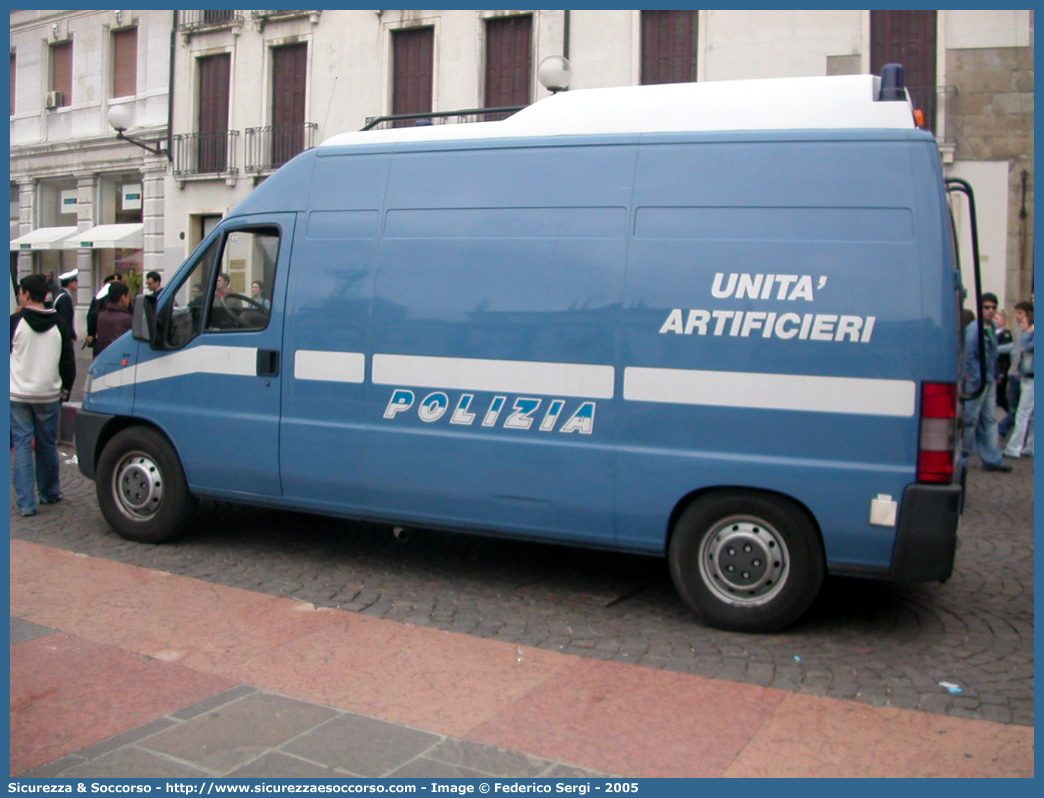 Polizia B5777
Polizia di Stato
Artificieri Antisabotaggio
Fiat Ducato II serie
Parole chiave: B5777;PS;P.S.;Polizia;Stato;Polizia di Stato;Artificieri;Antisabotaggio;Fiat;Ducato