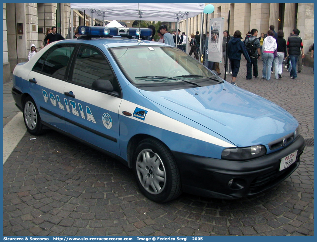 Polizia D8891
Polizia di Stato
Squadra Volante
Fiat Marea
(con sistema "Falco")
Parole chiave: Polizia di Stato;Polizia;PS;Fiat;Marea;Squadra;Volante;Volanti;D8891