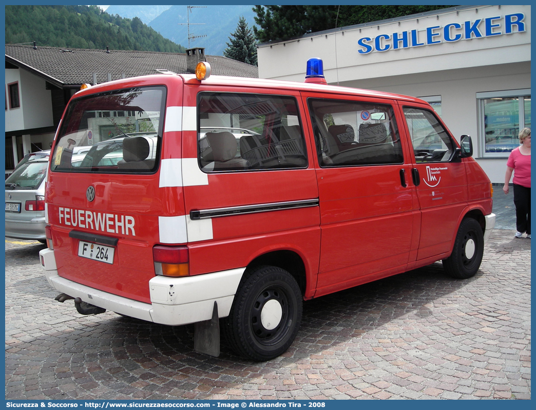 -
Bundesrepublik Deutschland
Freiwillige Feuerwehr Sossenheim
Volkswagen Transporter T4
Parole chiave: Bundesrepublik;Deutschland;Freiwillige;Feuerwehr;Sossenheim;Volkswagen;Transporter;T4