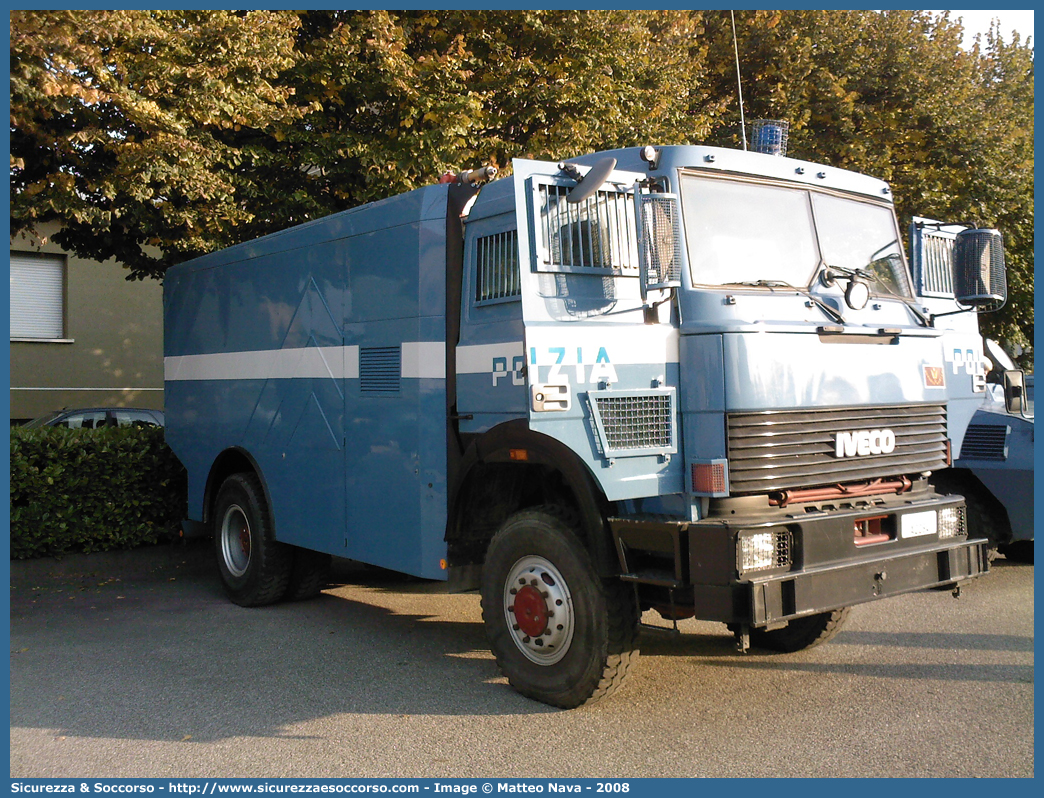 Polizia A2294
Polizia di Stato
Reparto Mobile
Iveco 190-26
Parole chiave: A2294;Polizia di Stato;Reparto Mobile;Ordine Pubblico;Iveco 190-26;Idrante