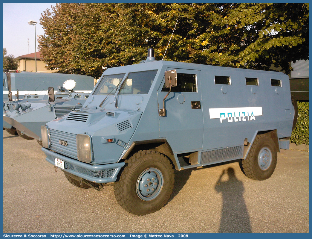 Polizia 69318
Polizia di Stato
Reparto Mobile
Iveco VM90 Blindato
Parole chiave: 69318;Polizia di Stato;Reparto Mobile;Ordine Pubblico;Iveco VM90 Blindato