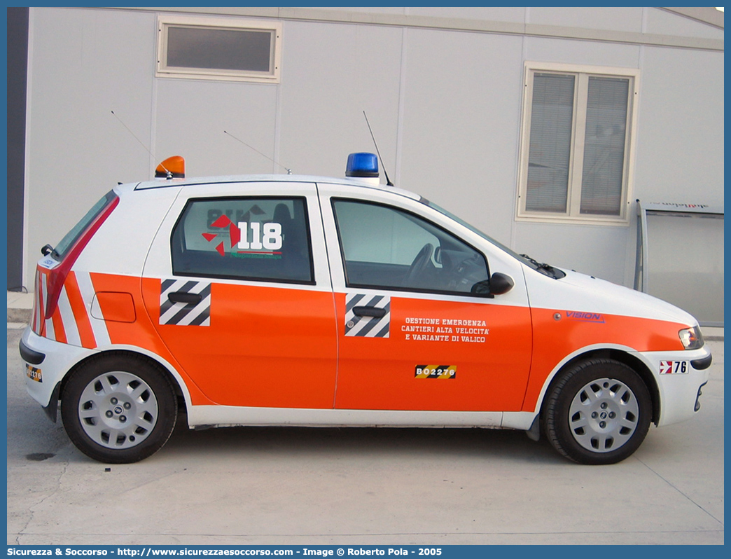 BO 2276
118 Bologna Soccorso
Fiat Punto II serie
Allestitore Vision S.r.l.
Parole chiave: 118;Bologna;Soccorso;Fiat;Punto;Vision;G.E.C.A.V.;GECAV;Gestione;Emergenze;Cantieri;Alta Velocità;Variante di Valico