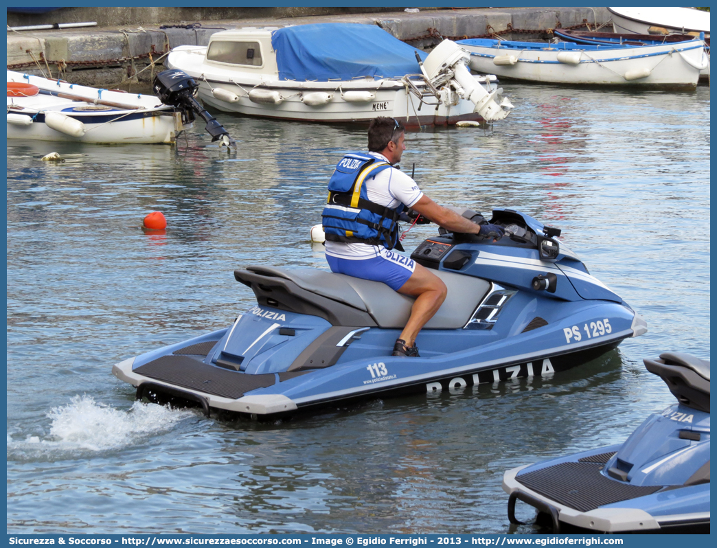 PS 1295
Polizia di Stato
Polizia del Mare
Yamaha SeaDoo
Parole chiave: PS;P.S.;Polizia;di;Stato;Pubblica;Sicurezza;del Mare;Seadoo;Yamaha