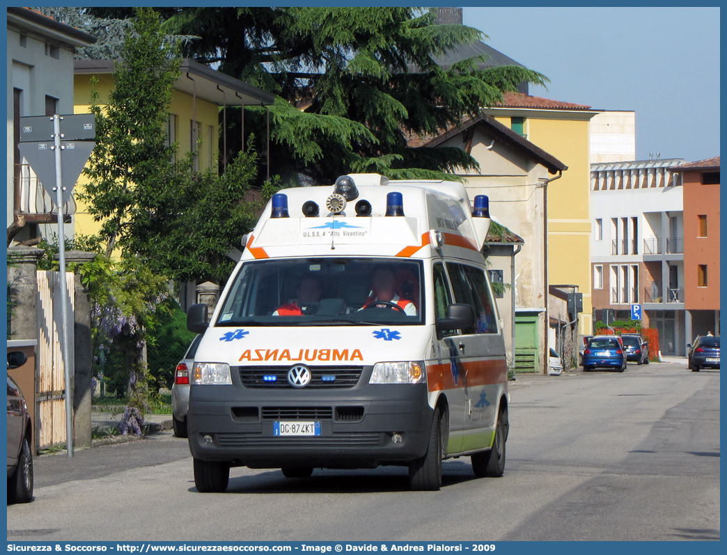 18
SUEM 118 Alto Vicentino
Azienda ULSS 7 - Pedemontana
Santorso
Volkswagen Transporter T5
Allestitore Mariani Fratelli S.r.l.
Parole chiave: 118;SUEM;S.U.E.M.;Alto;Vicentino;Vicenza;Ambulanza;Volkswagen;Transporter;T5;Mariani Fratelli