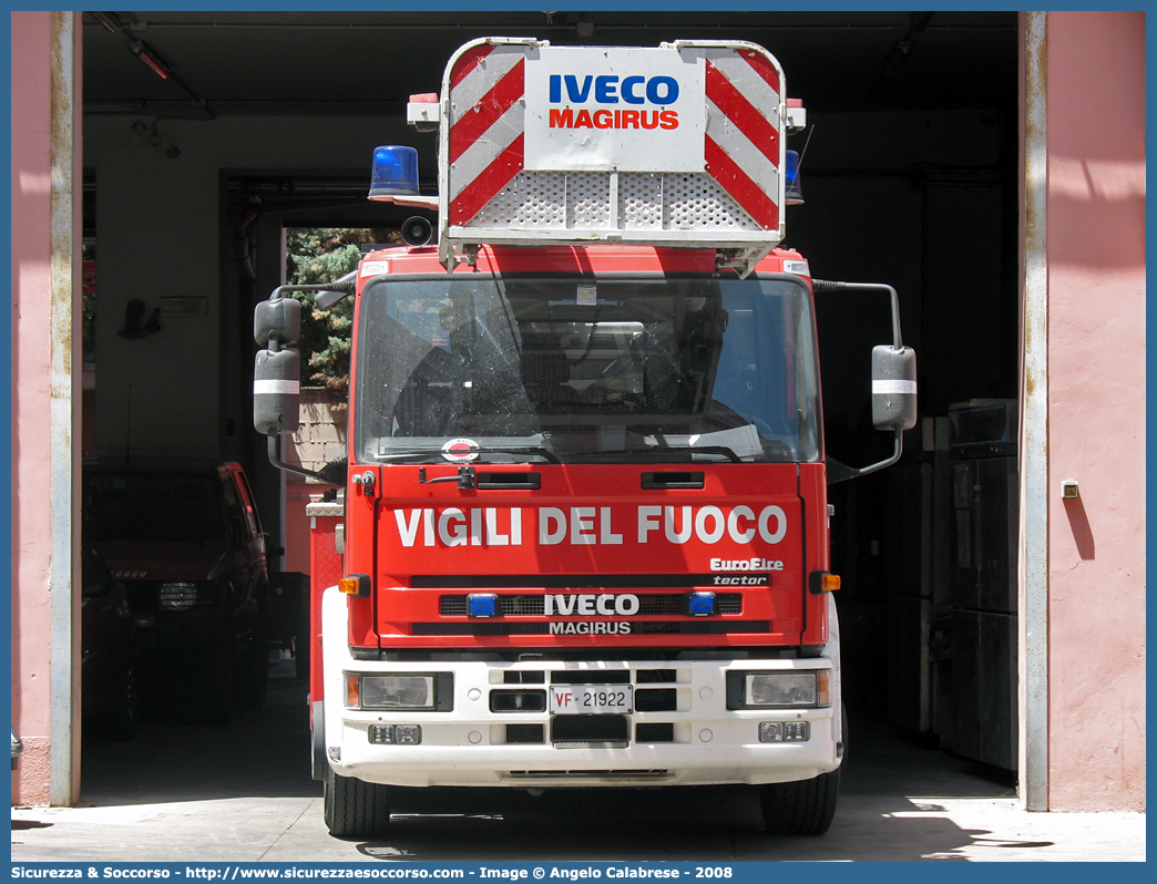 VF 21922
Corpo Nazionale Vigili del Fuoco
Iveco 150E28 EuroFire I serie
Allestitore Magirus
Parole chiave: VVF;V.V.F.;Corpo;Nazionale;Vigili;del;Fuoco;AutoScala;AS;Iveco;150E28;EuroFire;Magirus