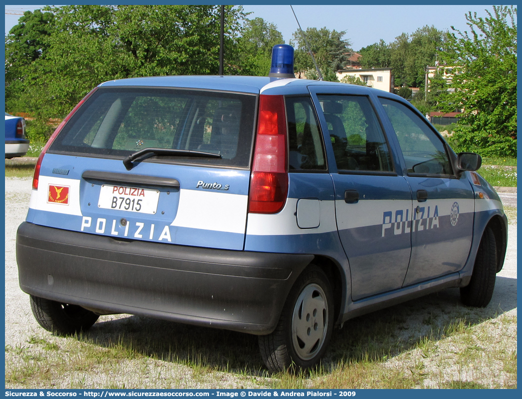 Polizia B7915
Polizia di Stato
Polizia Ferroviaria
Fiat Punto I serie
Parole chiave: Polizia;Stato;Polizia di Stato;Ferroviaria;Polfer;Fiat;Punto;B7915