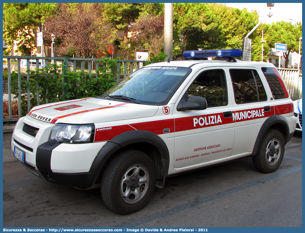 Polizia Locale YA183AD
Polizia Municipale
Gestione Associata
Borgo San Lorenzo, Marradi e 
Palazzuolo sul Senio
Land Rover Freelander
I serie restyling
Allestitore Bertazzoni S.r.l.
Parole chiave: Polizia;Locale;Municipale;Borgo San Lorenzo;Marradi;Palazzuolo sul Senio;Land Rover;Freelander;YA183AD;YA 183 AD;Bertazzoni