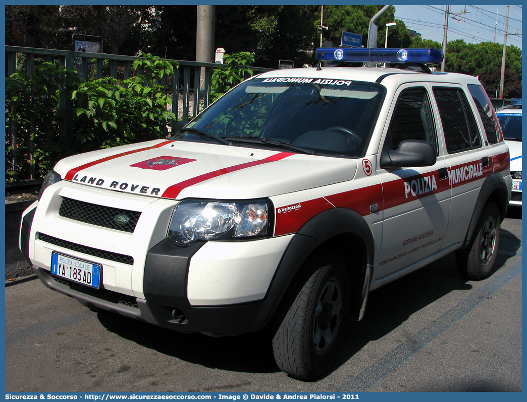 Polizia Locale YA183AD
Polizia Municipale
Gestione Associata
Borgo San Lorenzo, Marradi e 
Palazzuolo sul Senio
Land Rover Freelander
I serie restyling
Allestitore Bertazzoni S.r.l.
Parole chiave: Polizia;Locale;Municipale;Borgo San Lorenzo;Marradi;Palazzuolo sul Senio;Land Rover;Freelander;YA183AD;YA 183 AD;Bertazzoni