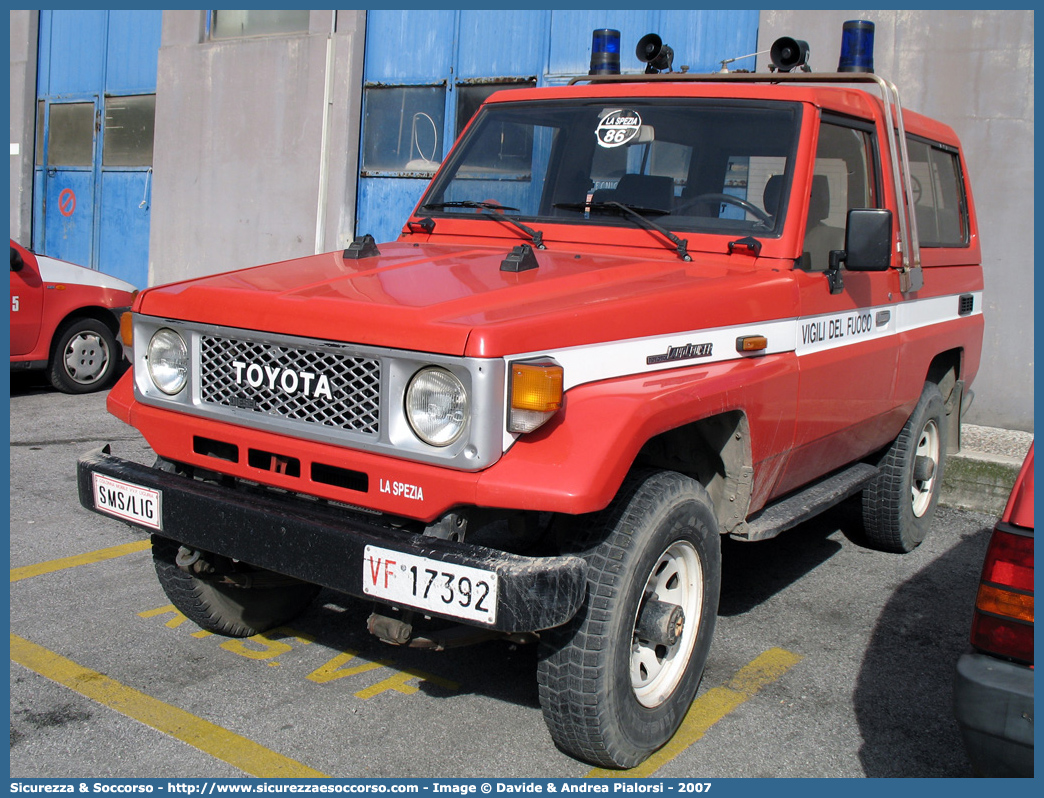 VF 17392
Corpo Nazionale Vigili del Fuoco
Toyota Land Cruiser III serie
Parole chiave: VVF;V.V.F.;Corpo;Nazionale;Vigili;del;Fuoco;Toyota;Land;Cruiser