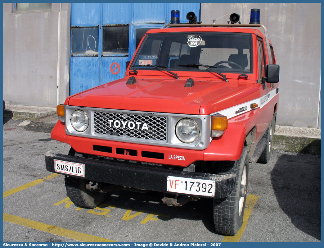 VF 17392
Corpo Nazionale Vigili del Fuoco
Toyota Land Cruiser III serie
Parole chiave: VVF;V.V.F.;Corpo;Nazionale;Vigili;del;Fuoco;Toyota;Land;Cruiser