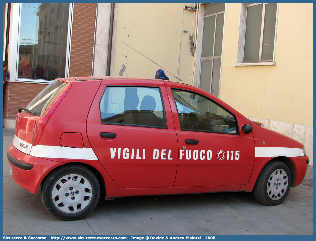 VF 21013
Corpo Nazionale Vigili del Fuoco
Fiat Punto II serie
Parole chiave: Corpo;Nazionale;Vigili del Fuoco;Vigili;Fuoco;Fiat;Punto