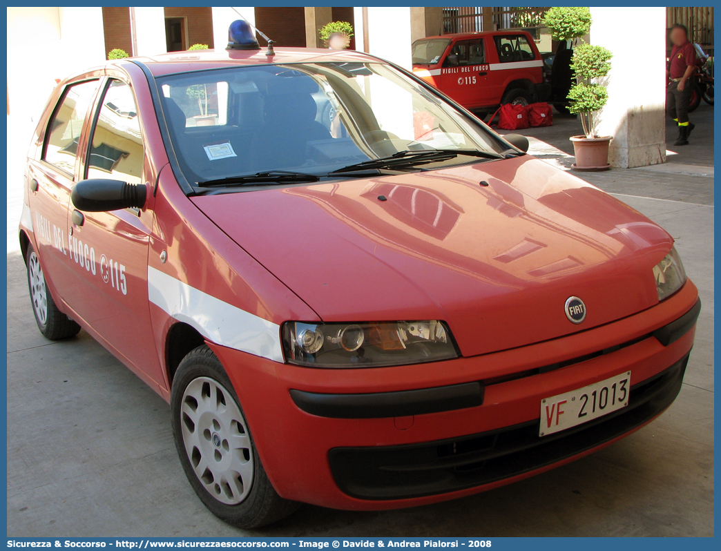 VF 21013
Corpo Nazionale Vigili del Fuoco
Fiat Punto II serie
Parole chiave: Corpo;Nazionale;Vigili del Fuoco;Vigili;Fuoco;Fiat;Punto