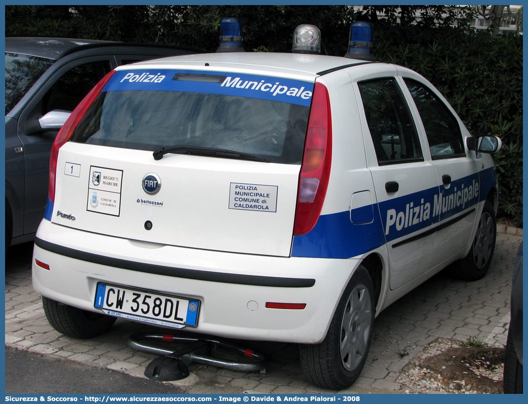 Polizia Locale YA049AA
Polizia Municipale
Comune di Caldarola
Fiat Punto III serie
Parole chiave: Polizia;Locale;Municipale;Caldarola;Fiat;Punto;YA049AA