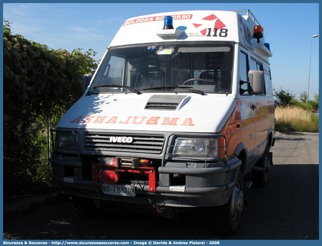 BO 2744
118 Bologna Soccorso
Iveco Daily 4x4 II serie
(variante)
Parole chiave: 118;Bologna;Soccorso;Ambulanza;Iveco;Daily;GECAV;Gestione;Emergenza;Cantieri;Alta Velocità;Variante di Valico