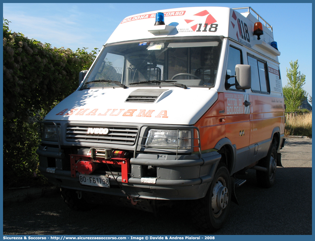 BO 2744
118 Bologna Soccorso
Iveco Daily 4x4 II serie
(variante)
Parole chiave: 118;Bologna;Soccorso;Ambulanza;Iveco;Daily;GECAV;Gestione;Emergenza;Cantieri;Alta Velocità;Variante di Valico