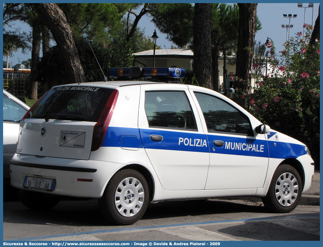 Polizia Locale YA013AA
Polizia Municipale
Comune di Numana
Fiat Punto II serie restyling
Allestitore Focaccia Group S.r.l.
Parole chiave: Polizia;Locale;Municipale;Numana;Fiat;Punto;YA013AA;YA 013 AA;Focaccia