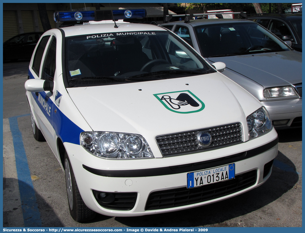 Polizia Locale YA013AA
Polizia Municipale
Comune di Numana
Fiat Punto II serie restyling
Allestitore Focaccia Group S.r.l.
Parole chiave: Polizia;Locale;Municipale;Numana;Fiat;Punto;YA013AA;YA 013 AA;Focaccia