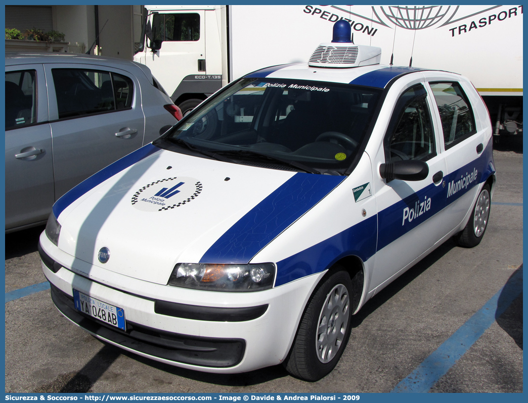 Polizia Locale YA048AB
Polizia Municipale
Comune di Gambettola
Fiat Punto II serie
(variante)
Parole chiave: Polizia;Locale;Municipale;Gambettola;Fiat;Punto