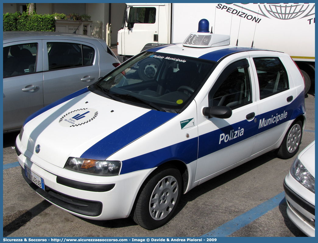 Polizia Locale YA048AB
Polizia Municipale
Comune di Gambettola
Fiat Punto II serie
(variante)
Parole chiave: Polizia;Locale;Municipale;Gambettola;Fiat;Punto