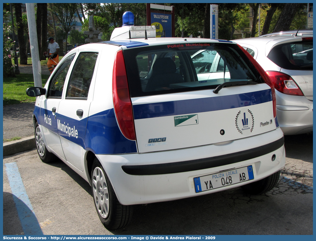 Polizia Locale YA048AB
Polizia Municipale
Comune di Gambettola
Fiat Punto II serie
(variante)
Parole chiave: Polizia;Locale;Municipale;Gambettola;Fiat;Punto