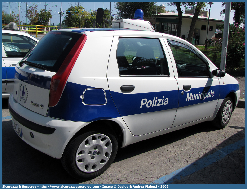 Polizia Locale YA048AB
Polizia Municipale
Comune di Gambettola
Fiat Punto II serie
(variante)
Parole chiave: Polizia;Locale;Municipale;Gambettola;Fiat;Punto